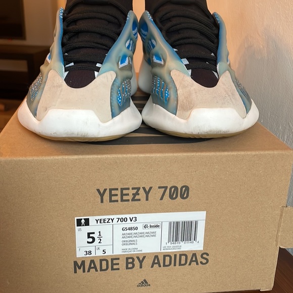 Yeezy 700 V3  size 5-1.2 - Picture 4 of 6
